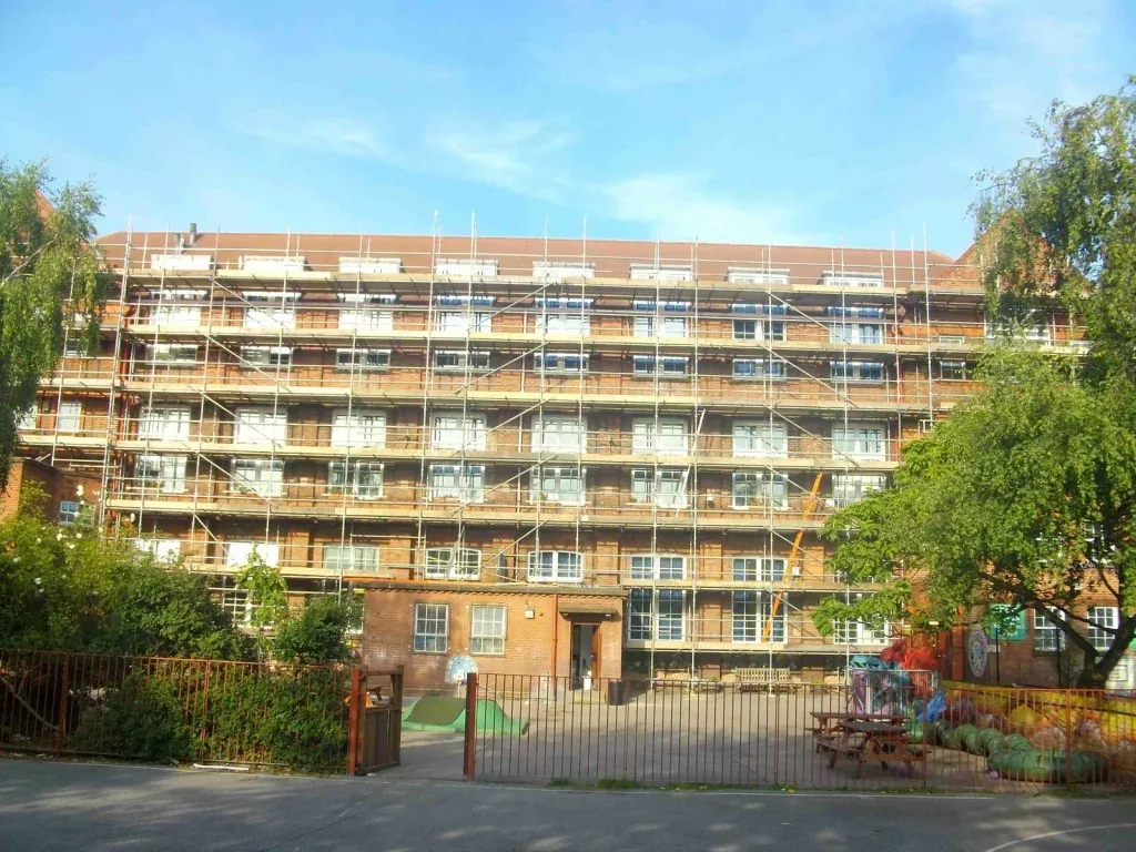 Large-scale multi-storey scaffold structure covering a full building elevation